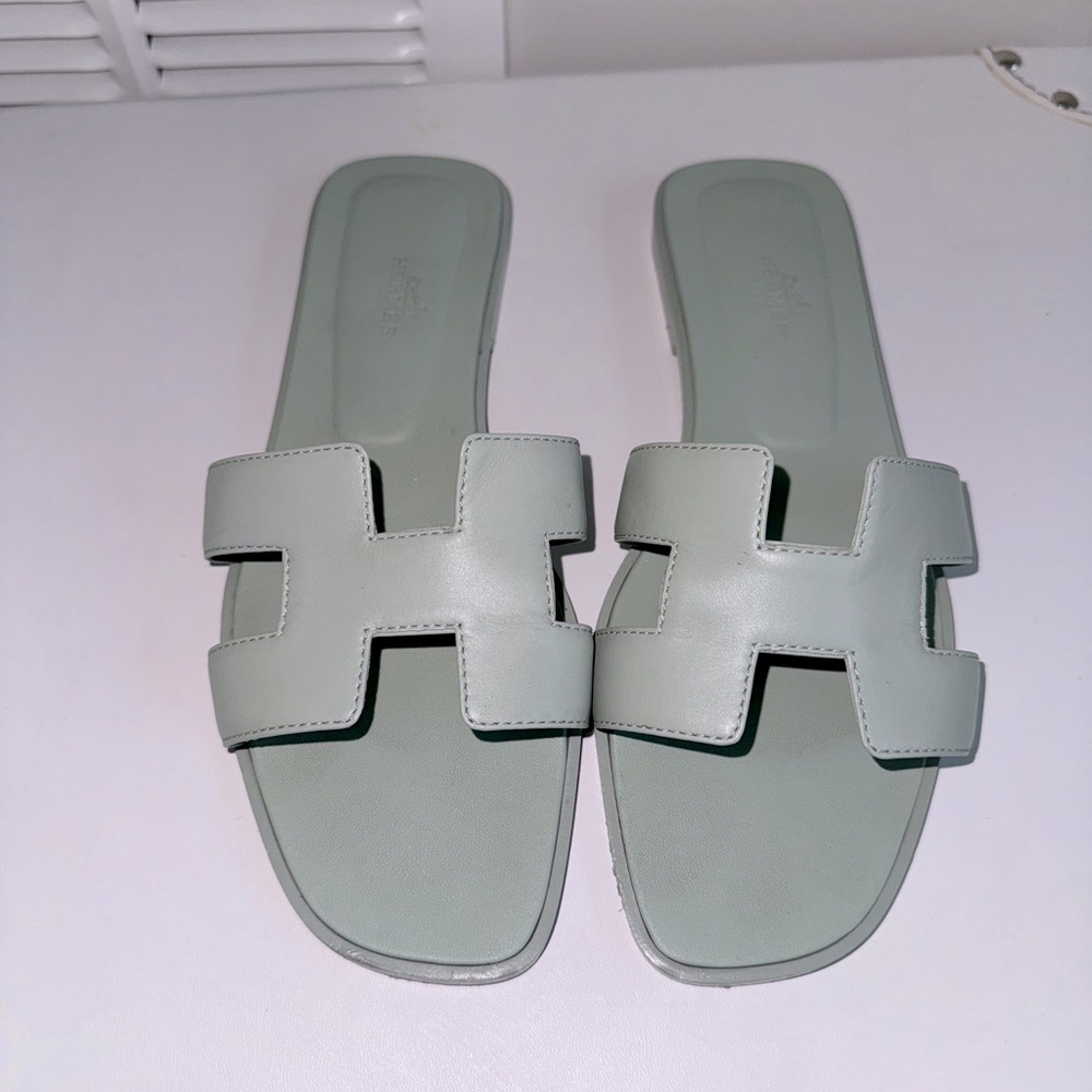 Sandal in calfskin with iconic "H" cut-out.
For a chic look, perfect for summer
